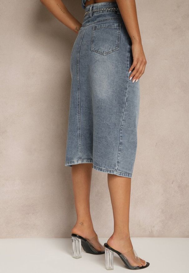 Renee - Granatowa Jeansowa Spódnica z Bawełny z Łańcuchem Lilurea. Okazja: na co dzień. Kolor: niebieski. Materiał: jeans, bawełna. Styl: klasyczny, elegancki, casual