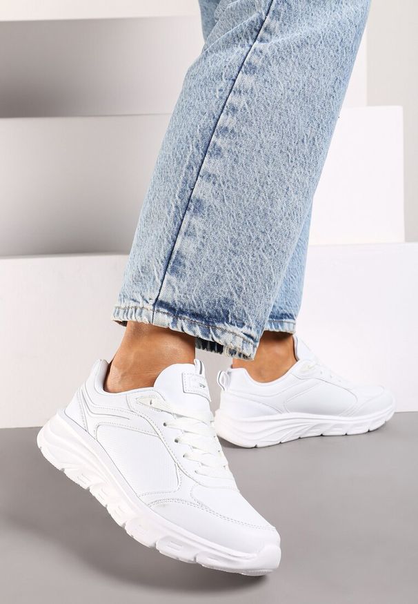 Born2be - Białe Klasyczne Płaskie Buty Sportowe Sneakersy z Tłoczoną Podeszwą Velandria. Okazja: na co dzień. Zapięcie: sznurówki. Kolor: biały. Materiał: jeans, bawełna. Szerokość cholewki: normalna. Obcas: na obcasie. Wysokość obcasa: niski