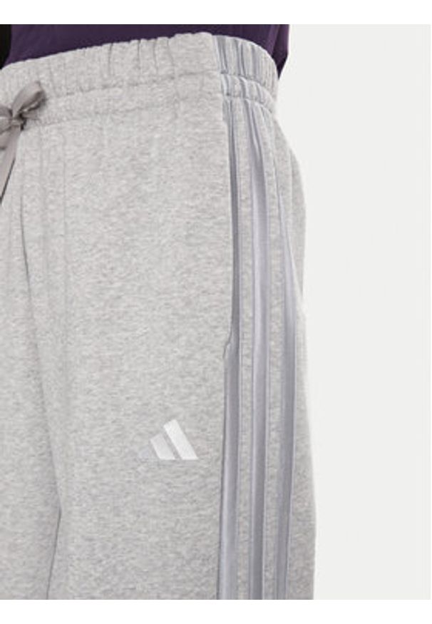 Adidas - adidas Spodnie dresowe Holiday 3-Stripes Fleece JM1888 Szary Loose Fit. Kolor: szary. Materiał: syntetyk