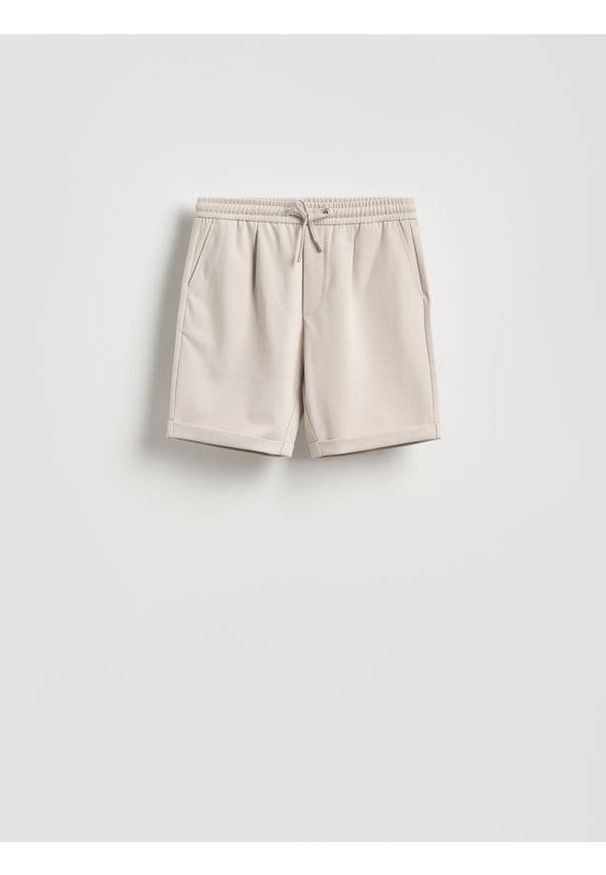 Reserved - Szorty regular fit - beżowy. Kolor: beżowy. Materiał: dzianina, włókno
