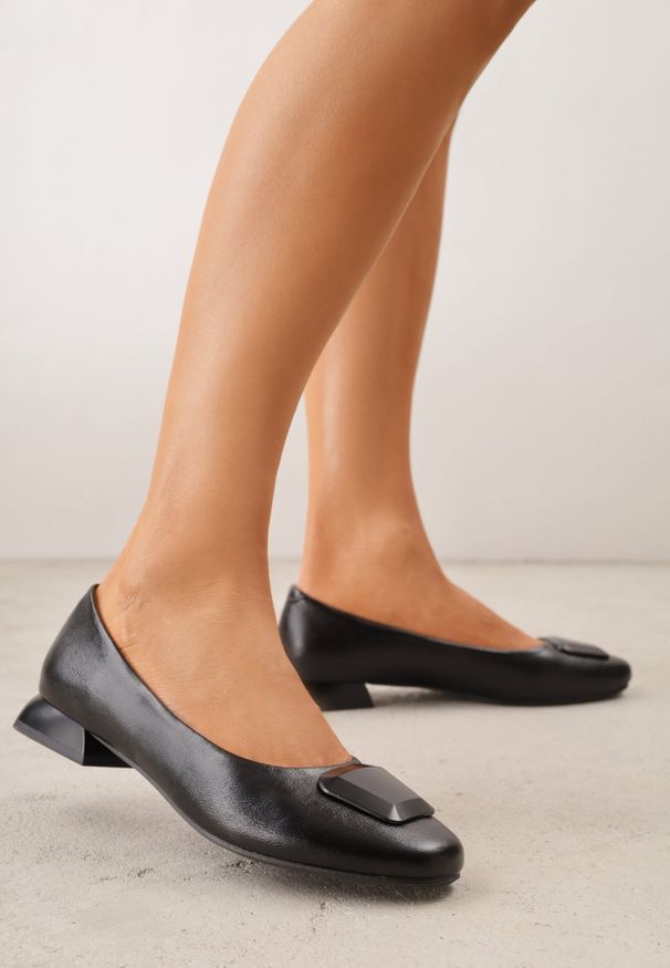 Born2be - Czarne Czółenka na Niskim Obcasie z Elegancką Aplikacją i Skórzaną Wkładką Cezaline. Okazja: na co dzień, do pracy, na spotkanie biznesowe. Kolor: czarny. Materiał: skóra. Wzór: aplikacja. Obcas: na obcasie. Styl: elegancki. Wysokość obcasa: niski