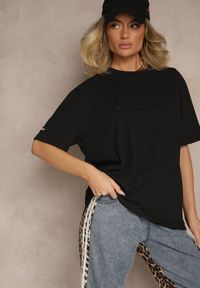Renee - Czarna Bawełniana Koszulka T-shirt z Tłoczonym Napisem Lunorina. Okazja: na co dzień, na imprezę. Kolor: czarny. Materiał: bawełna. Wzór: napisy. Styl: elegancki, casual