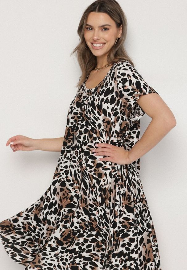 Born2be - Czarna Sukienka z Wiskozy o Rozkloszowanym Kroju w Panterkę Luneira. Okazja: na co dzień. Kolor: czarny. Materiał: wiskoza. Długość rękawa: krótki rękaw. Wzór: motyw zwierzęcy. Typ sukienki: rozkloszowane. Styl: casual, klasyczny