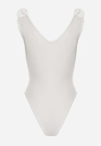Renee - Białe Body z Bawełny na Ramiączkach z Ozdobną Falbanką przy Dekolcie Sanadia. Kolor: biały. Materiał: bawełna. Długość rękawa: na ramiączkach. Styl: elegancki, klasyczny #3