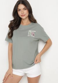 Born2be - Ciemnozielony Bawełniany T-shirt Oversize Fillaria. Okazja: na co dzień. Kolor: zielony. Materiał: bawełna. Wzór: aplikacja. Styl: klasyczny, casual #7