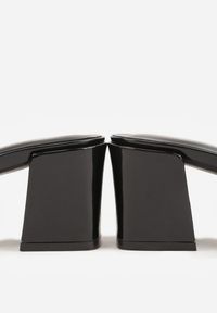 Renee - Czarne Klapki na Słupku w Eleganckim Stylu Zdobione Podłużną Aplikacją Achythia. Okazja: na co dzień. Kolor: czarny. Materiał: satyna, jeans. Wzór: aplikacja. Obcas: na słupku. Styl: elegancki #2