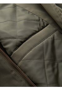 Ombre Clothing - Lekka męska kurtka z kieszeniami i wysokim kołnierzem – khaki V3. Okazja: na co dzień. Typ kołnierza: kołnierzyk stójkowy. Kolor: brązowy. Materiał: syntetyk, materiał. Wzór: aplikacja. Styl: klasyczny, casual #7