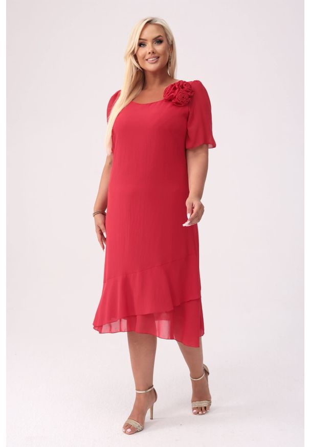 Moda Size Plus Iwanek - Elegancka szyfonowa czerwona sukienka Maria z falbankami na wesele PLUS SIZE XXL. Okazja: na ślub cywilny, na wesele. Typ kołnierza: kołnierz z falbankami. Kolekcja: plus size. Kolor: czerwony. Wzór: aplikacja, kwiaty. Typ sukienki: dla puszystych. Materiał: szyfon. Długość rękawa: krótki rękaw. Sezon: lato. Styl: elegancki. Długość: midi