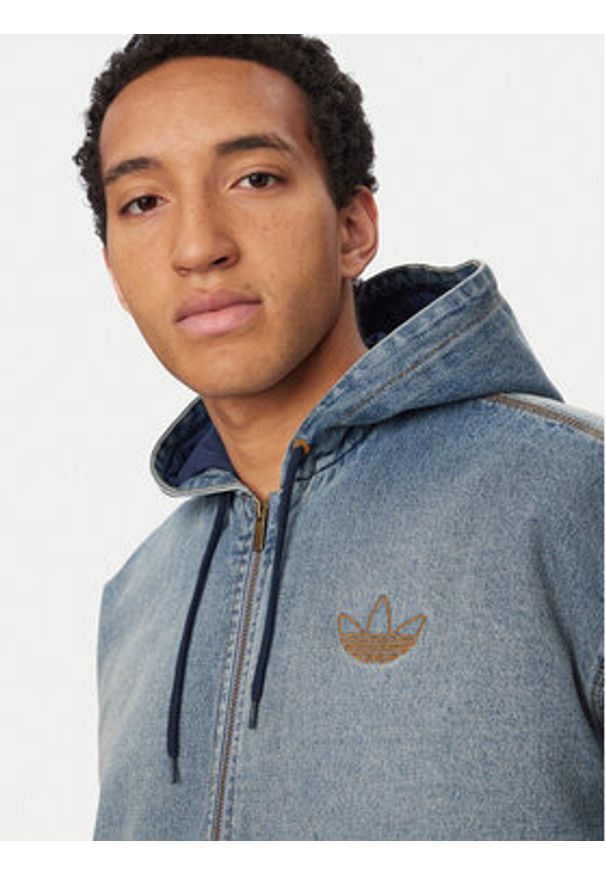 Adidas - adidas Kurtka jeansowa KE0131 Niebieski Loose Fit. Kolor: niebieski. Materiał: bawełna