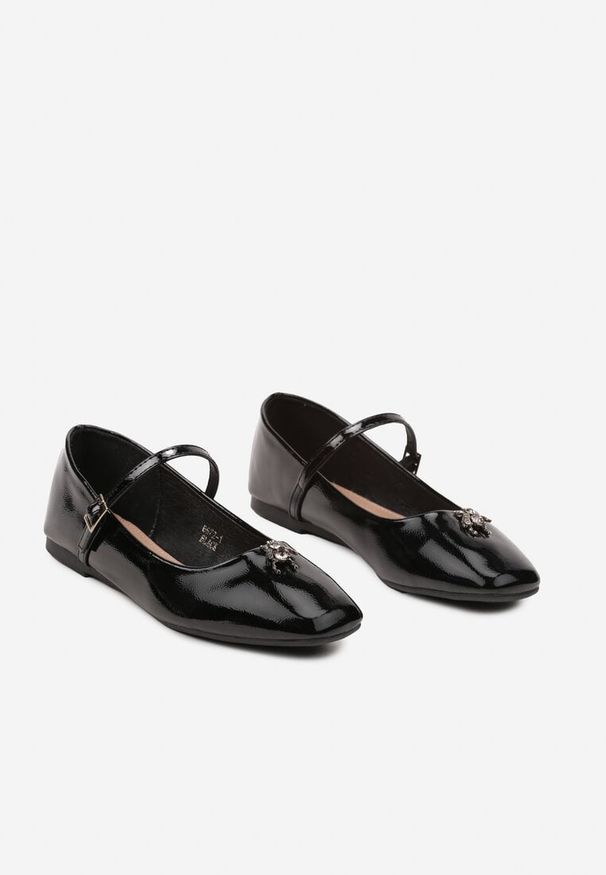 Born2be - Czarne Balerinki Lakierowane z Paskiem i Sprzączką z Kryształowym Owadem Nevilis. Okazja: na co dzień. Zapięcie: pasek. Kolor: czarny. Materiał: lakier. Wzór: aplikacja. Styl: klasyczny, casual, elegancki