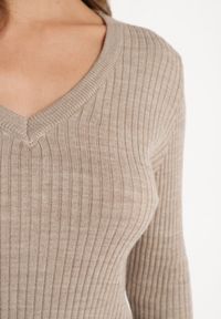 Born2be - Ciemnobeżowy Sweter z Trójkątnym Dekoltem z Prążkowanej Dzianiny Derige. Okazja: na co dzień. Kolor: beżowy. Materiał: dzianina, prążkowany. Styl: casual #7
