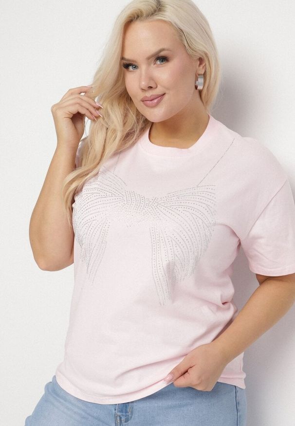 Born2be - Jasnoróżowy T-shirt ze Wzorem z Cyrkonii Olisellea. Okazja: na co dzień. Kolor: różowy. Materiał: bawełna. Styl: casual