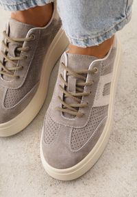 Renee - Ciemnobeżowe Sneakersy z Zamszu Naturalnego na Platfomie z Napisem i Perforacją Zitara. Okazja: na co dzień. Kolor: beżowy. Materiał: zamsz. Wzór: napisy. Obcas: na platformie #4