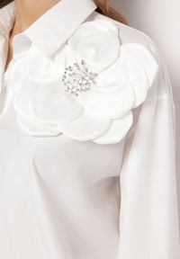 Born2be - Biała Gładka Koszula na Guziki z Ozdobnym Kwiatem Wenia. Kolor: biały. Wzór: kwiaty, gładki. Styl: klasyczny, elegancki #4