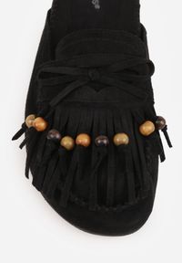 Renee - Czarne Klapki VICES Mule Ozdobione Frędzlami Koralikami i Kokardą Eathelena. Okazja: na plażę. Kolor: czarny. Wzór: aplikacja. Sezon: lato #2