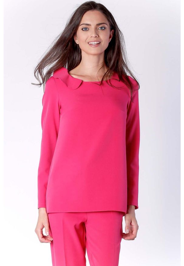 Nommo - Stylowa Różowa Bluzka Wizytowa z Falbanką przy Dekolcie. Kolor: różowy. Materiał: poliester, wiskoza. Styl: elegancki, wizytowy