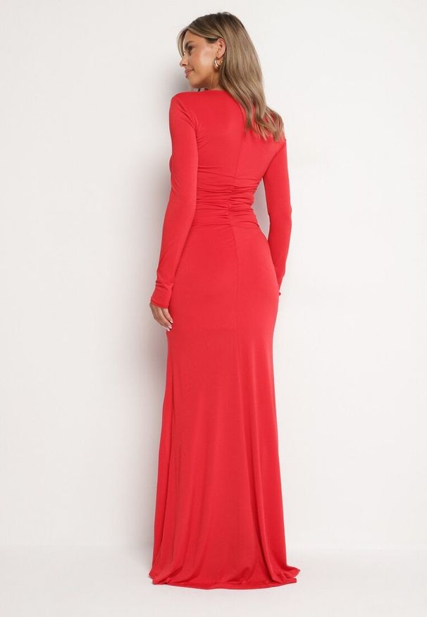 Born2be - Czerwona Koktajlowa Dopasowana Sukienka z Usztywnianymi Ramionami i Rozcięciem z Boku Orailia. Okazja: na imprezę. Kolor: czerwony. Typ sukienki: dopasowane. Styl: wizytowy
