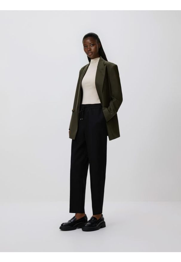 Reserved - Spodnie z kantem - czarny. Kolor: czarny. Materiał: tkanina, wiskoza