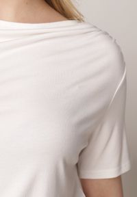 Born2be - Biała Wiskozowa Bluzka Marszczona o Asymetrycznym Kroju z Krótkim Rękawem Menirephis. Okazja: na co dzień. Typ kołnierza: dekolt w łódkę. Kolor: biały. Długość: krótkie. Wzór: gładki. Materiał: wiskoza. Długość rękawa: krótki rękaw. Sezon: lato. Styl: casual, klasyczny #3