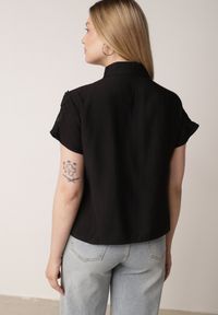 Born2be - Czarna Koszula z Wiskozy na Krótki Rękaw z Ażurowymi Wstawkami Kakara. Okazja: na co dzień, do pracy, na spotkanie biznesowe. Kolor: czarny. Materiał: wiskoza. Długość rękawa: krótki rękaw. Długość: krótkie. Wzór: ażurowy. Styl: klasyczny, casual, biznesowy, elegancki #4