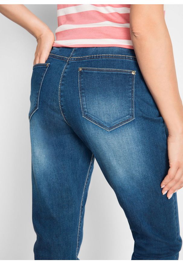 Dżinsy BOYFRIEND ze stretchem i wygodnym paskiem bonprix niebieski denim. Kolor: niebieski