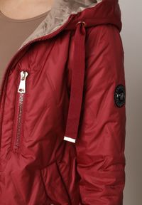 Born2be - Czerwona Pikowana Kurtka Przejściowa Parka z Kapturem o Długim Kroju z Ozdobą Isaline. Okazja: na co dzień. Typ kołnierza: kaptur. Kolor: czerwony. Materiał: poliester, dresówka. Długość: długie. Wzór: aplikacja. Styl: casual, klasyczny #3