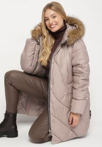 Born2be - Ciemnobeżowa Kurtka z Asymetrycznym Pikowaniem i Kapturem z Futerkiem Ruvita. Okazja: na co dzień. Typ kołnierza: golf. Kolekcja: plus size. Kolor: beżowy. Materiał: futro. Styl: casual #6