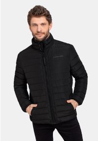 Volcano - Pikowana kurtka z wypełnieniem Sorona J-BENZ. Okazja: na co dzień. Typ kołnierza: kołnierzyk stójkowy. Kolor: czarny. Materiał: dzianina, włókno, materiał. Długość: krótkie. Wzór: napisy. Styl: casual