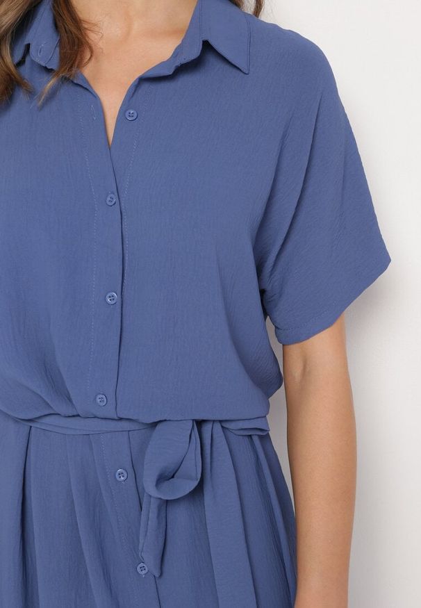 Born2be - Granatowa Sukienka Wiskozowa o Luźnym Koszulowym Kroju Wiązana w Talii Rionella. Kolor: niebieski. Materiał: wiskoza. Długość rękawa: krótki rękaw. Sezon: lato. Typ sukienki: koszulowe. Styl: klasyczny