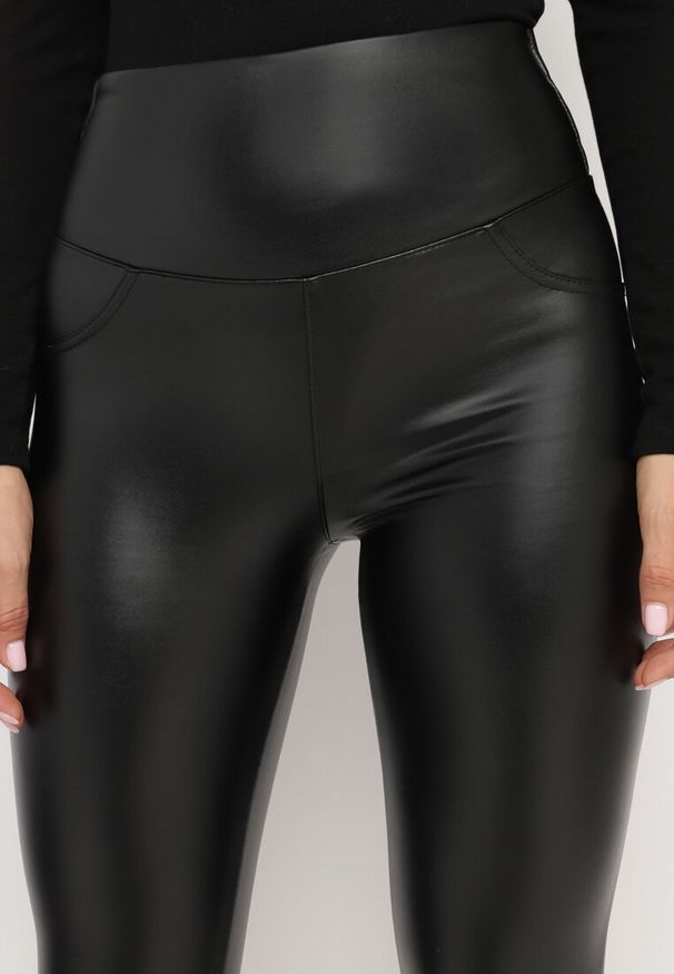 Born2be - Czarne Legginsy z Imitacji Skóry i Kieszeni z Wysokim Stanem Olabria. Okazja: na co dzień. Stan: podwyższony. Kolor: czarny. Materiał: skóra. Styl: elegancki, casual