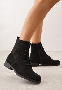 Renee - Czarne Ażurowe Botki ze Sznurowaną Cholewką Sephylia. Okazja: na co dzień. Kolor: czarny. Materiał: zamsz. Szerokość cholewki: normalna. Wzór: ażurowy. Styl: casual, boho #1