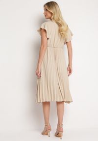 Born2be - Beżowa Sukienka Plisowana o Rozkloszowanym Fasonie i Trójkątnym Dekolcie Rissara. Okazja: na co dzień, na spotkanie biznesowe. Kolor: beżowy. Materiał: skóra, materiał. Długość rękawa: krótki rękaw. Typ sukienki: plisowane. Styl: casual, biznesowy, elegancki #3