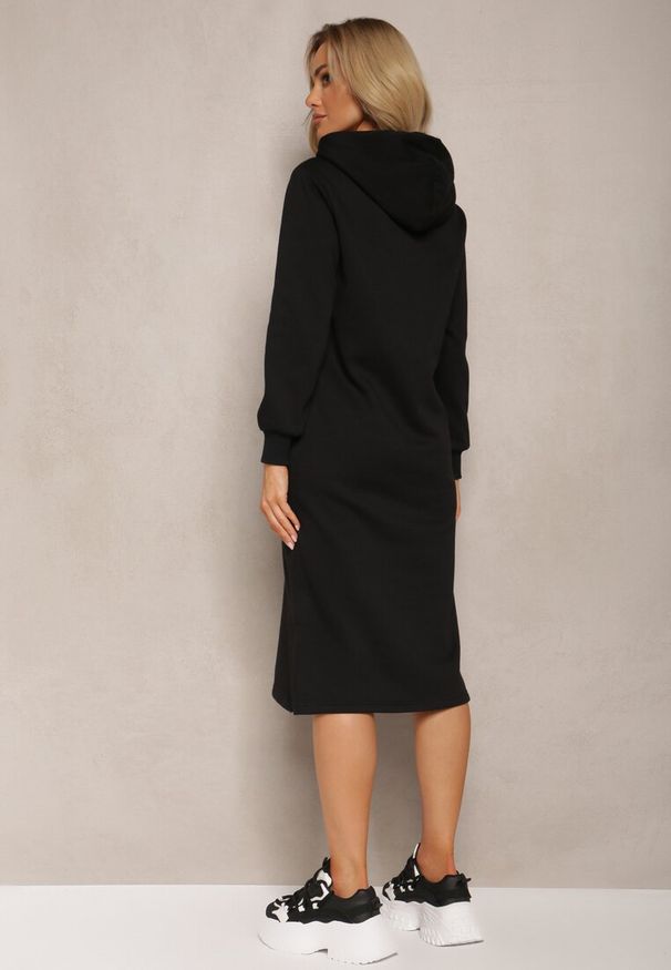 Renee - Czarna Sukienka Dresowa Oversize z Kapturem Elderre. Okazja: na co dzień. Typ kołnierza: kaptur. Kolor: czarny. Wzór: jednolity. Typ sukienki: oversize. Materiał: dresówka. Długość rękawa: długi rękaw. Styl: sportowy, casual. Długość: midi
