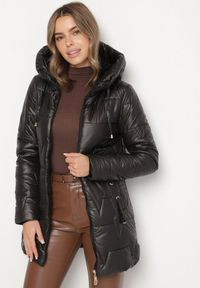 Born2be - Czarna Pikowana Kurtka Przejściowa z Bocznymi Suwakami i Kapturem Soralessa. Okazja: na co dzień, do pracy, na spotkanie biznesowe. Kolor: czarny. Materiał: dzianina, jeans. Długość rękawa: długi rękaw. Długość: długie. Styl: biznesowy, casual #6