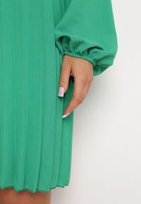 Born2be - Zielona Plisowana Sukienka z Bufiastymi Rękawami Perlase. Okazja: na co dzień. Kolor: zielony. Styl: klasyczny, casual, elegancki #4