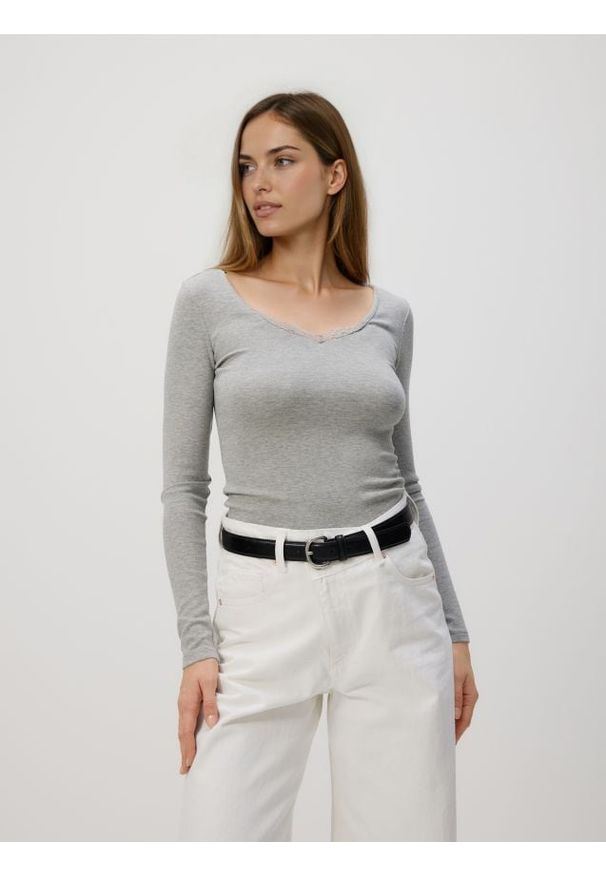 Reserved - Bluzka z koronką - jasnoszary. Kolor: szary. Materiał: koronka. Wzór: koronka