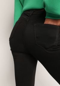 Renee - Czarne Spodnie Skinny Harphithea. Stan: podwyższony. Kolor: czarny. Długość: długie. Wzór: gładki. Styl: sportowy #4