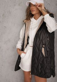 Renee - Czarna Długa Pikowana Kamizelka z Kapturem i Ozdobną Naszywką Mentape. Typ kołnierza: kaptur. Kolor: czarny. Długość: długie. Wzór: aplikacja. Styl: sportowy #2