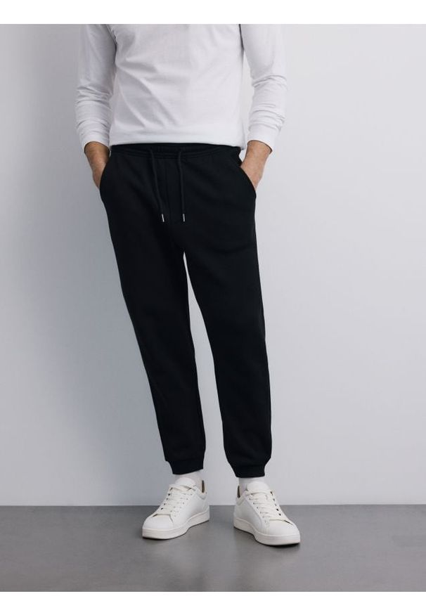 Reserved - Spodnie dresowe regular fit - czarny. Kolor: czarny. Materiał: dresówka