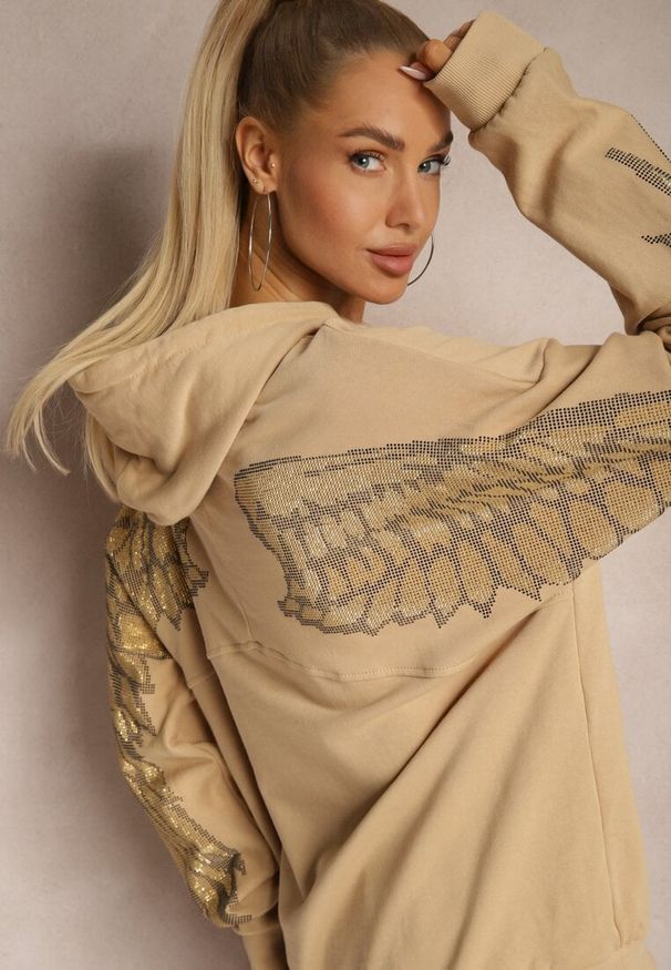 Renee - Beżowa Bluza z Bawełny z Kapturem Ozdobiona Cyrkoniami i Nadrukiem Eridale. Okazja: na co dzień. Typ kołnierza: kaptur. Kolor: beżowy. Materiał: bawełna. Wzór: aplikacja, nadruk. Styl: wizytowy, elegancki, casual
