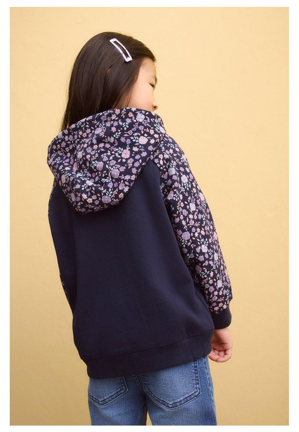 bonprix - Bluza z kapturem z czystej bawełny organicznej. Typ kołnierza: kaptur. Kolor: niebieski. Materiał: bawełna. Wzór: nadruk