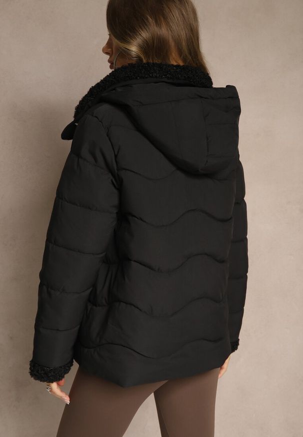Renee - Czarna Kurtka z Pikowanymi Przeszyciami i Kapturem Zdobiona Futerkiem Olevesa. Kolor: czarny. Materiał: futro. Wzór: aplikacja. Styl: klasyczny