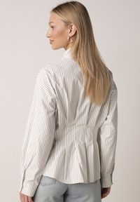 Born2be - Zielona Koszula z Bawełną o Taliowanym Kroju z Baskinką w Paski Sewsana. Okazja: na co dzień, na spotkanie biznesowe. Kolor: zielony. Materiał: bawełna. Wzór: paski. Styl: casual, biznesowy #2