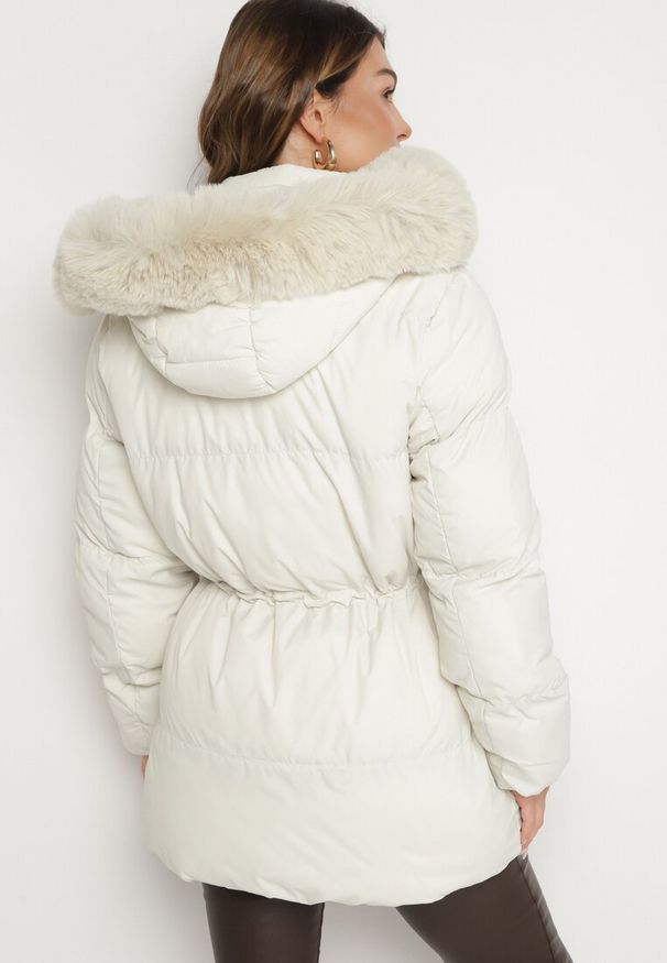 Born2be - Jasnobeżowa Pikowana Kurtka z Odpinanym Kapturem i Futerkiem Ściągana w Talii Zaisin. Okazja: na co dzień. Kolor: beżowy. Materiał: futro. Styl: casual