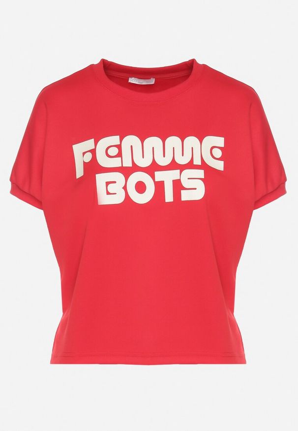 Born2be - Czerwony T-shirt Ozdobiony Napisem Devenee. Okazja: na co dzień. Kolor: czerwony. Materiał: jeans. Wzór: aplikacja, napisy. Styl: klasyczny, casual