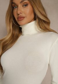 Renee - Jasnobeżowy Golf z Bawełną w Klasycznym Stylu Reiredia. Typ kołnierza: golf. Kolor: beżowy. Materiał: bawełna. Styl: klasyczny #3