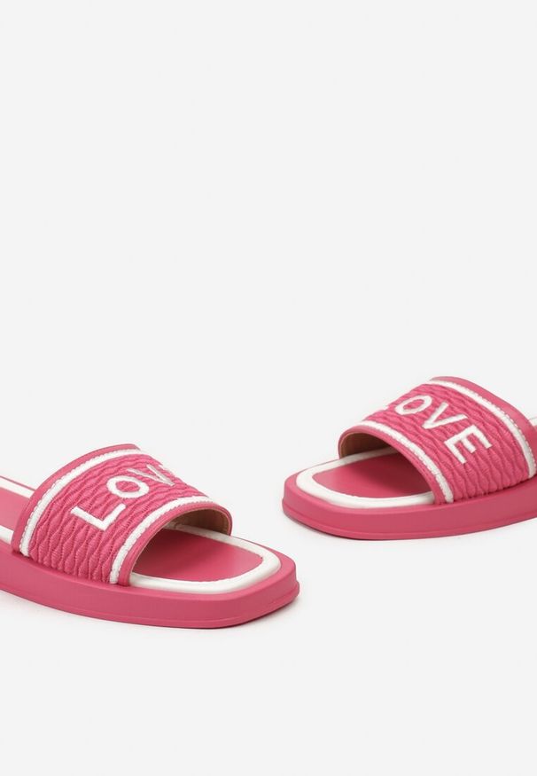 Born2be - Fuksjowe Klapki z Kwadratowym Noskiem i Paskiem z Napisem Jeliana. Okazja: na co dzień, na plażę. Kolor: różowy. Wzór: napisy. Styl: elegancki, casual