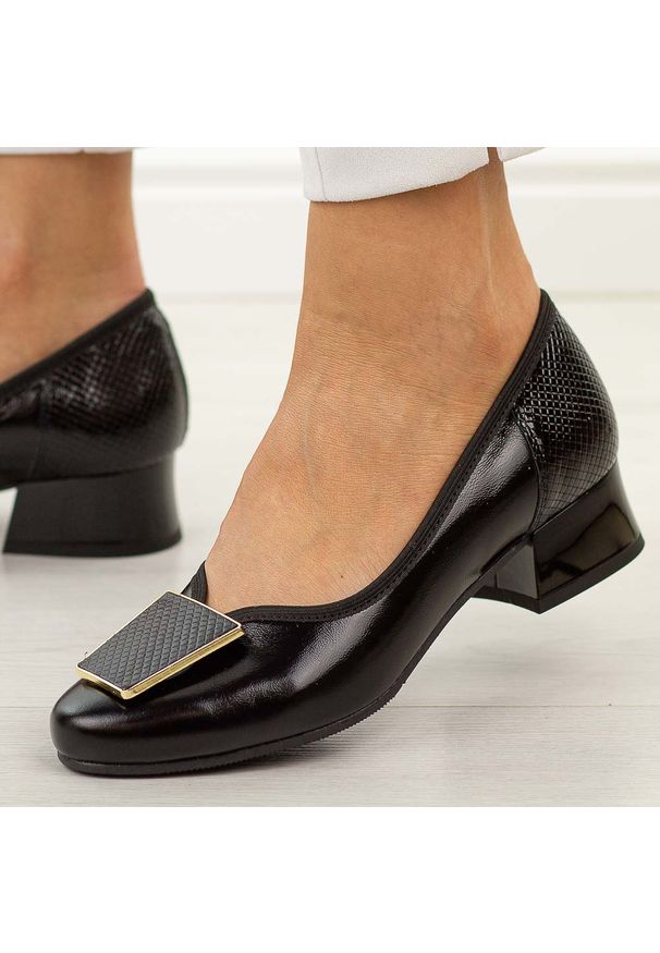 Czarne skórzane Polskie czółenka damskie na obcasie Góral 1932. Okazja: na co dzień, na spotkanie biznesowe. Nosek buta: okrągły. Kolor: czarny. Szerokość cholewki: normalna. Wzór: aplikacja. Materiał: skóra. Sezon: wiosna, jesień, lato. Obcas: na obcasie. Styl: biznesowy, elegancki, casual, klasyczny, wizytowy. Wysokość obcasa: niski