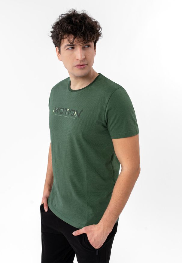 Volcano - T-shirt z nadrukiem TM-MOTION. Okazja: na co dzień. Kolekcja: plus size. Materiał: skóra, dresówka, materiał, jeans, bawełna. Długość rękawa: krótki rękaw. Długość: krótkie. Wzór: nadruk. Styl: casual, klasyczny, sportowy