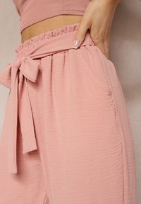 Renee - Ciemnoróżowe Spodnie High Waist Wiązane w Pasie Wykończone Gumką w Talii Dimixi. Okazja: na co dzień. Stan: podwyższony. Kolor: różowy. Styl: casual #3